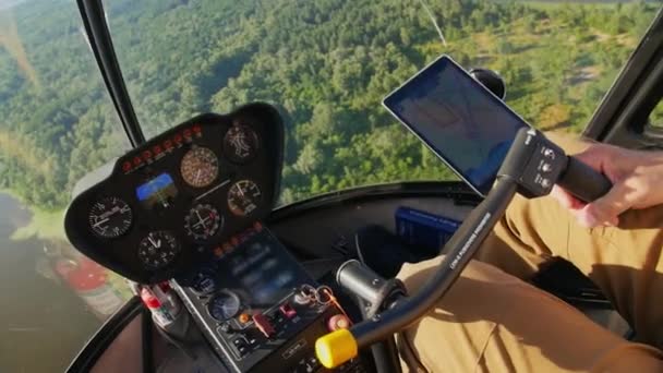 Widok Kokpitów Helikoptera Chopper Przelatujący Nad Miasto Deska Rozdzielcza Samolotu — Wideo stockowe