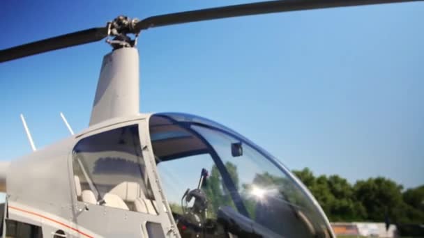 Вертолет Стоит Вертолетной Площадке Движение Орбитальный Выстрел Высококачественные Кадры — стоковое видео