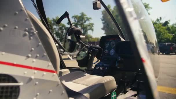 Helicóptero Pie Sobre Padre Vista Desde Las Cabinas Del Helicóptero — Vídeos de Stock