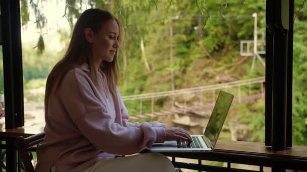 Kvinna Som Arbetar Laptop Mot Ett Berget Ung Blond Flicka — Stockvideo