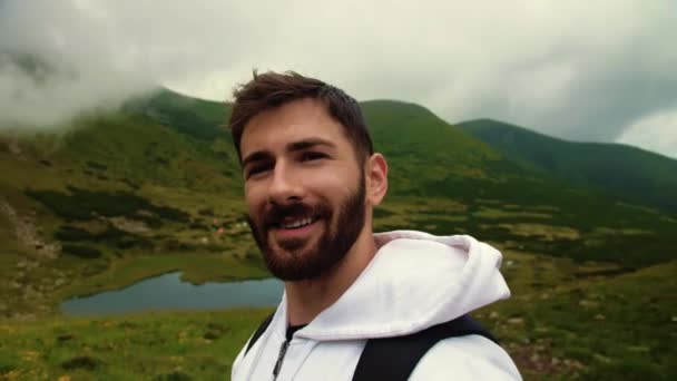 Portret Uśmiechniętego Młodego Człowieka Turysty Kręcącego Selfie Pochmurnych Górach Człowiek — Wideo stockowe