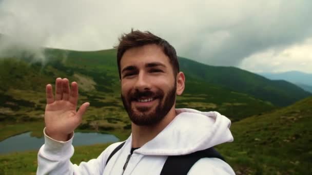 Portretul Tânărului Turist Zâmbitor Face Apel Video Munții Înnorați Omul — Videoclip de stoc