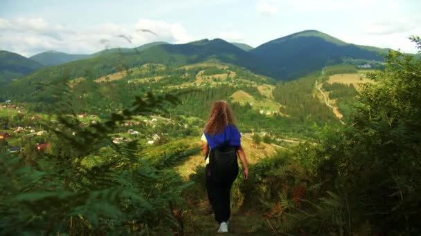 Женщина Ходит Горах Молодая Девушка Путешествия Прогулка Красивой Природе Landscape — стоковое видео