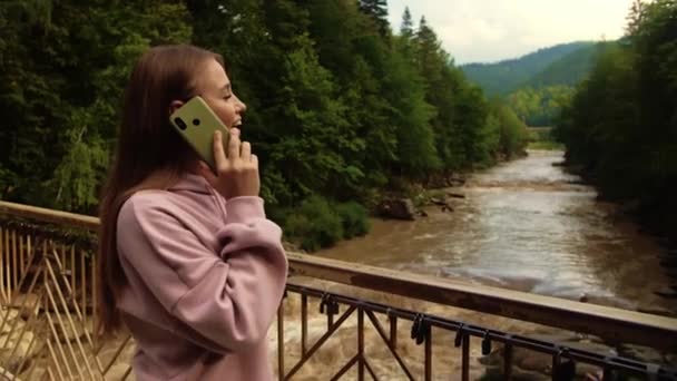 Mujer Hablando Con Teléfono Contra Las Montañas Niña Sosteniendo Teléfono — Vídeos de Stock