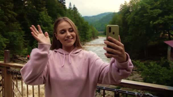 Mladá Žena Udělat Videohovor Pomocí Telefonu Venku Blondýnka Chytrým Telefonem — Stock video