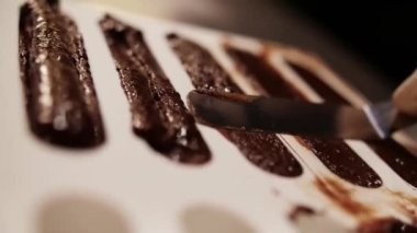 Brownie tatlısı yapma süreci. Çikolatalı kek kalıba konur. Yakın plan. Yüksek kaliteli FullHD görüntüler