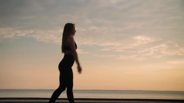 Ung Kvinna Gör Backflips Girl Gör Akrobatisk Aktivitet Mot Havet — Stockvideo