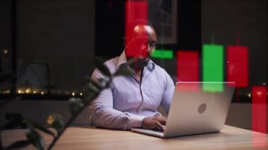 Afrikalı Adam kripto para piyasasını inceliyor. Genç Finansal Analizci Yatırım Piyasası Yakın Çekim Satın Aldı. Kişi Laptop Büyüme Analiz Fonu Kullan. Yüksek kalite 4k görüntü