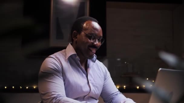 Африканский Мужчина Делает Видеозвонок Помощью Ноутбука Сидя Дома Бизнесмен Делает — стоковое видео