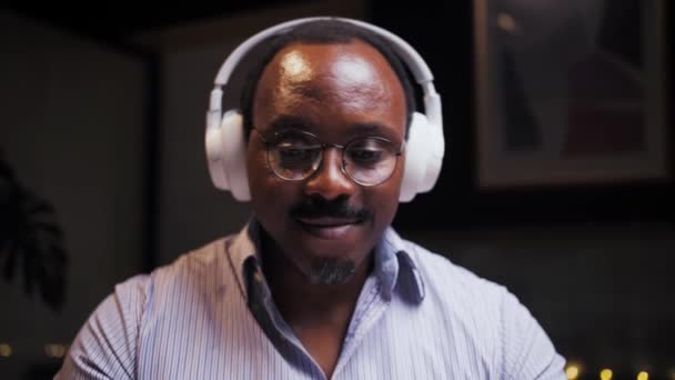 African Man Poslouchat Hudbu Sluchátky Mladý Muž Pracovat Dálku Vychutnávat — Stock video