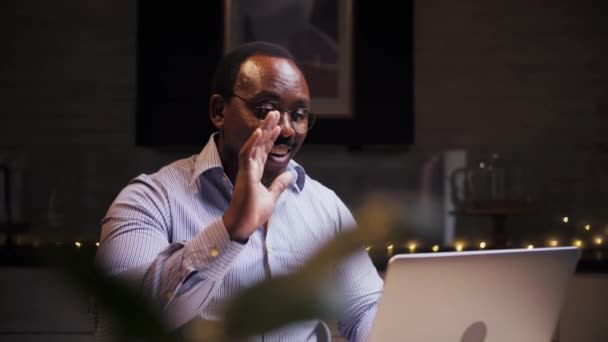 Африканский Мужчина Делает Видеозвонок Помощью Ноутбука Сидя Дома Бизнесмен Делает — стоковое видео