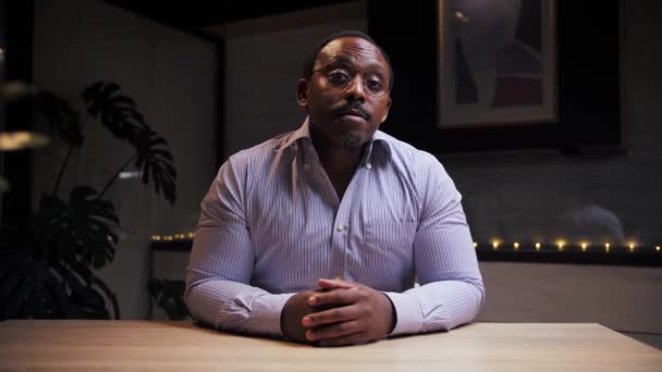 Afrikalı Adam Video Blogu Kaydediyor Blogcu Etkileyicisi Masada Oturarak Online — Stok video