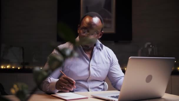 Африканский Мужчина Занимающийся Онлайн Обучением Home Business Человек Работать Основном — стоковое видео