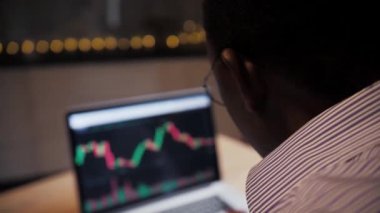 Afrikalı Adam kripto para piyasasını inceliyor. Genç Finansal Analizci Yatırım Piyasası Yakın Çekim Satın Aldı. Kişi Laptop Büyüme Analiz Fonu Kullan. Yüksek kalite 4k görüntü