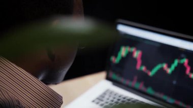 Afrikalı Adam kripto para piyasasını inceliyor. Genç Finansal Analizci Yatırım Piyasası Yakın Çekim Satın Aldı. Kişi Laptop Büyüme Analiz Fonu Kullan. Yüksek kalite 4k görüntü