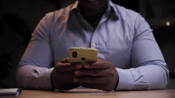 African Man Typing Smartphone Black Person Holding Smartphone Browsing Internet — Stock Video