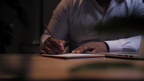 非洲男人在家上网学习 商人用笔记本电脑远程工作 黑人男人在笔记本上写字 在电脑上做远距离教育 高质量的4K镜头 — 图库视频影像
