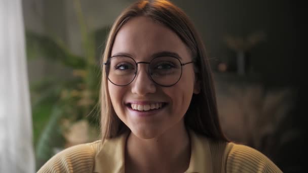 Porträtt Leende Kvinna Glad Tittar Kameran Hemmet Lägenhet Ung Flicka — Stockvideo