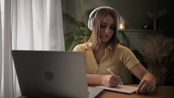 집에서 책상에 패드를 온라인 학습을 장거리 교육을 노트북을 사용하는 원격으로 — 비디오