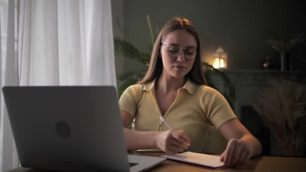 Γυναίκα Κάνει Online Μάθηση Χρησιμοποιώντας Σημειωματάριο Κάθεται Στο Τραπέζι Στο — Αρχείο Βίντεο