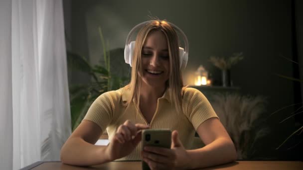 Atraktivní Mladá Žena Sluchátky Pomocí Smartphonu Hrát Hru Blond Vlasy — Stock video