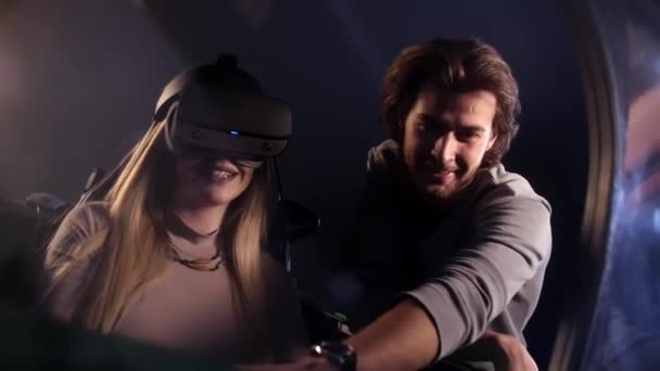 Fiatal Virtuális Valóság Szemüveg Repülőgép Szimulátor Szőke Haj Lány Üzembe — Stock videók