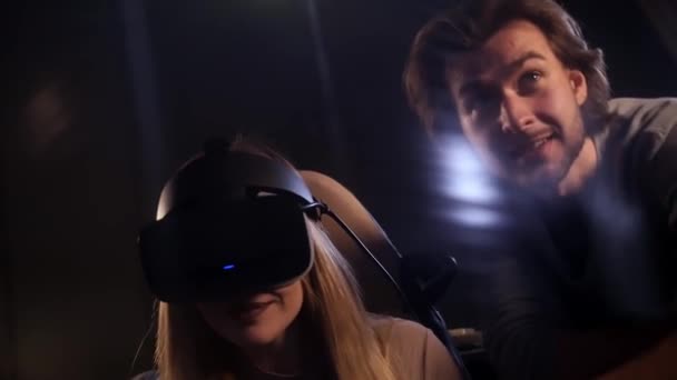 Jovem Com Óculos Realidade Virtual Simulador Avião Menina Cabelo Loira — Vídeo de Stock