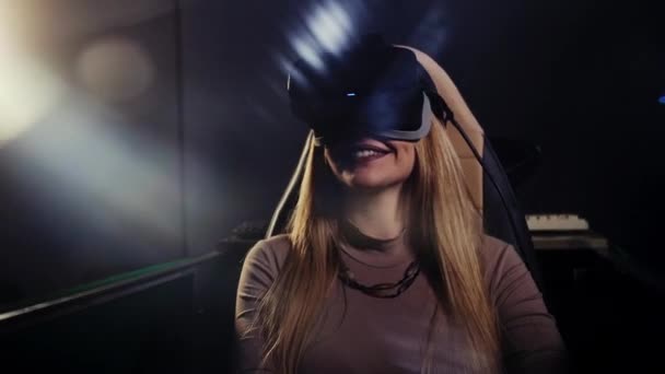 Mujer Joven Con Gafas Realidad Virtual Simulador Avión Chica Rubia — Vídeo de stock