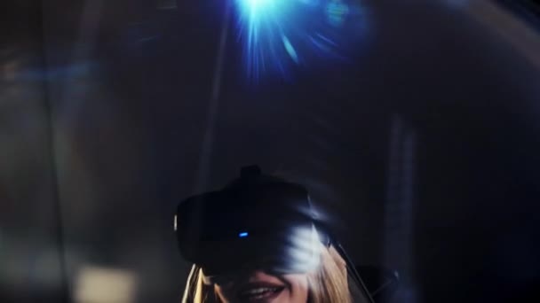 Junge Frau Mit Virtual Reality Brille Flugzeugsimulator Blonde Haare Mädchen — Stockvideo