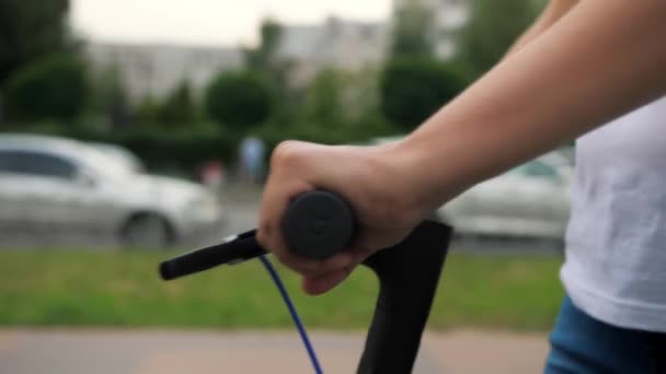 Mujer Joven Conduciendo Scooter Contra Fondo Ciudad Niña Montando Scooter — Vídeos de Stock