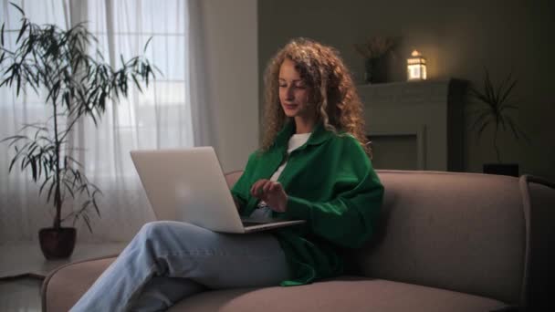 여성은 컴퓨터를 원격으로 사용하여 쿠치에 헤어걸 집에서 키보드로 타이핑하는 — 비디오