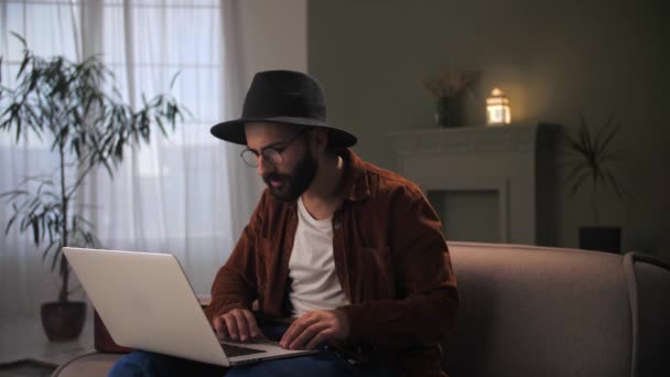 Genç Adam Koltukta Dizüstü Bilgisayar Kullanarak Başarıyı Kutluyor Sakallı Adam — Stok video