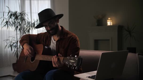 Männliche Gitarrist Spielen Song Online Lernen Mit Laptop Man Spielt — Stockvideo