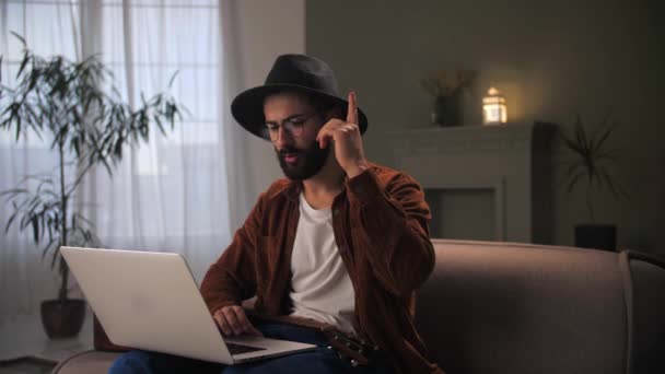 Bărbat Care Lucrează Distanță Folosind Laptop Așezat Canapea Tipul Tânăr — Videoclip de stoc