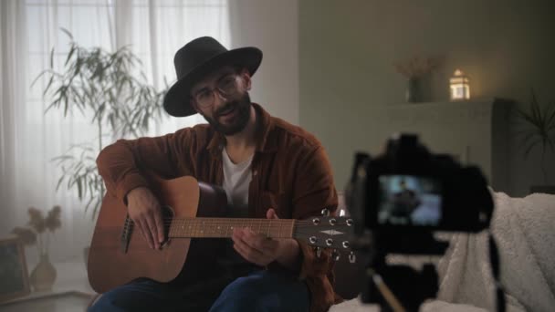 Mężczyzna Gitarzysta Grać Utwór Piosenki Wideo Lekcji Online Patrząc Kamerę — Wideo stockowe