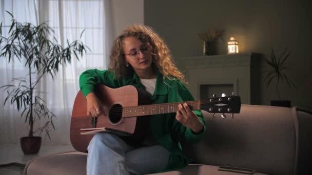 Weibliche Gitarristin Spielen Lied Und Lernen Online Mit Notizblock Frau — Stockvideo