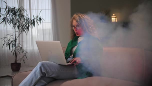 Heyecanlı Genç Kadın Zaferini Kutluyor Evdeki Koltukta Bilgisayar Başında Oturuyor — Stok video