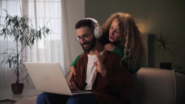 Mann Und Frau Führen Videotelefonate Mit Dem Laptop Der Auf — Stockvideo