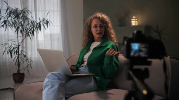 Femme Influenceur Enregistrer Caméra Vidéo Virale Direct Home Studio Heureux — Video