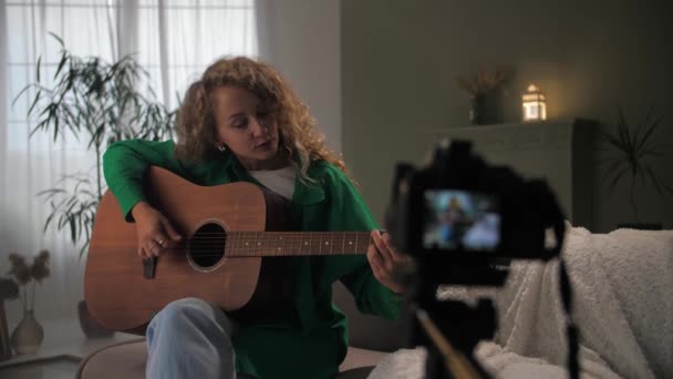 Guitarrista Toca Lección Grabación Canciones Línea Mirando Camera Mujer Tocando — Vídeo de stock