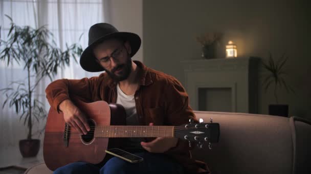 Männliche Gitarrist Mit Hut Und Brille Spielen Song Learning Mit — Stockvideo