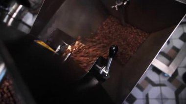 Kahve makinası aroma fasulyelerini karıştırıyor. Depoda taze aroma kafeini üretiyor. Yakın plan kahve hazırlıyor. Yüksek kalite 4k görüntü