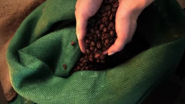 Γυναίκα Χέρι Ρίψη Καφέ Φασόλια Καφέ Πράσινη Τσάντα Top View — Αρχείο Βίντεο