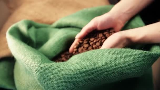 Γυναίκα Χέρι Ρίψη Καφέ Φασόλια Καφέ Πράσινη Τσάντα Top View — Αρχείο Βίντεο