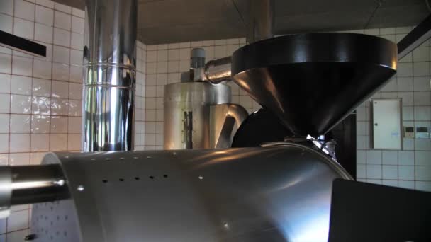 工場でコーヒー焙煎機の広いショット 新鮮なアラビカカフェを作るのプロの産業分野 高品質4K映像 — ストック動画