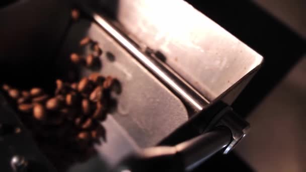 커피볶는 기계는 공장에서 카페인을 클로즈업은 커다란 커피볶는 커피를 만든다 고품질 — 비디오