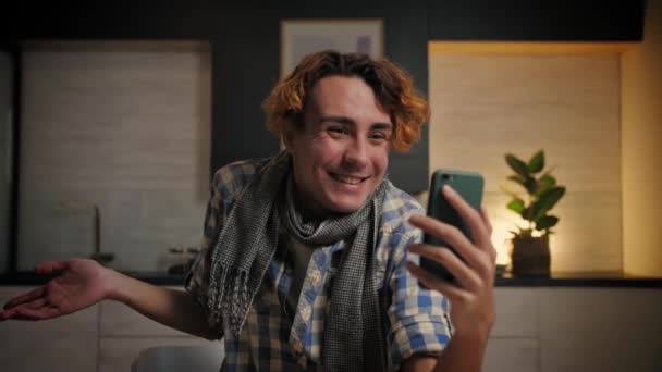 Młody Człowiek Wykonać Rozmowę Wideo Pomocą Smartfona Domu Guy Robi — Wideo stockowe