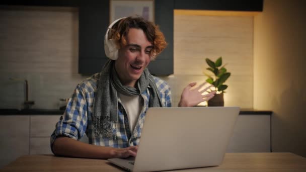 Młody Człowiek Wykonać Połączenie Wideo Pomocą Laptopa Domu Guy Słuchawkami — Wideo stockowe