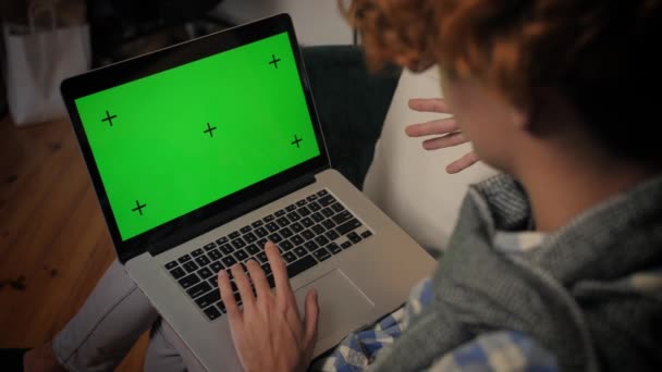 Man Online Bildung Bildschirm Auf Laptop Hause Junge Kerl Tun — Stockvideo