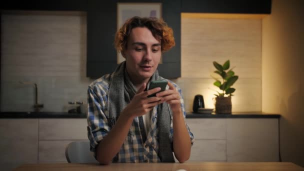 Heyecanlı Genç Adam Telefon Kullanarak Zaferi Kutluyor Mutlu Adam Uygulama — Stok video